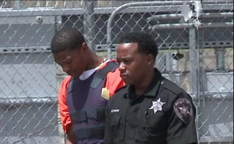 Accused Cop Killer Poops in Court, Smears It on His Face