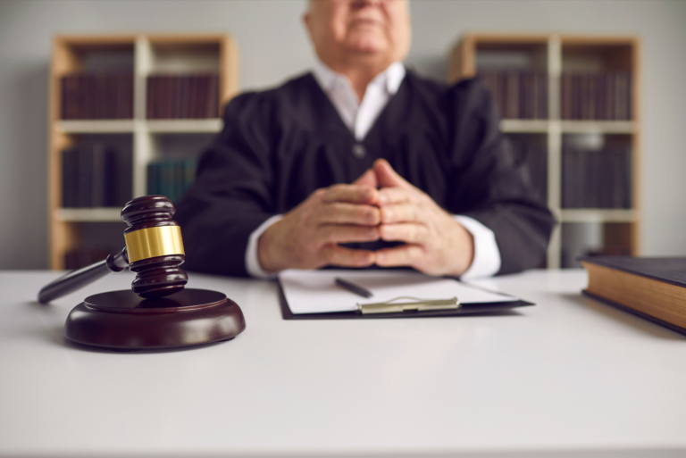 Lawyers Humiliated in Court: Forced to Hold ‘Please See Me’ Signs After Major Failure Lawyers Humiliated in Court: Forced to Hold ‘Please See Me’ Signs After Major Failure